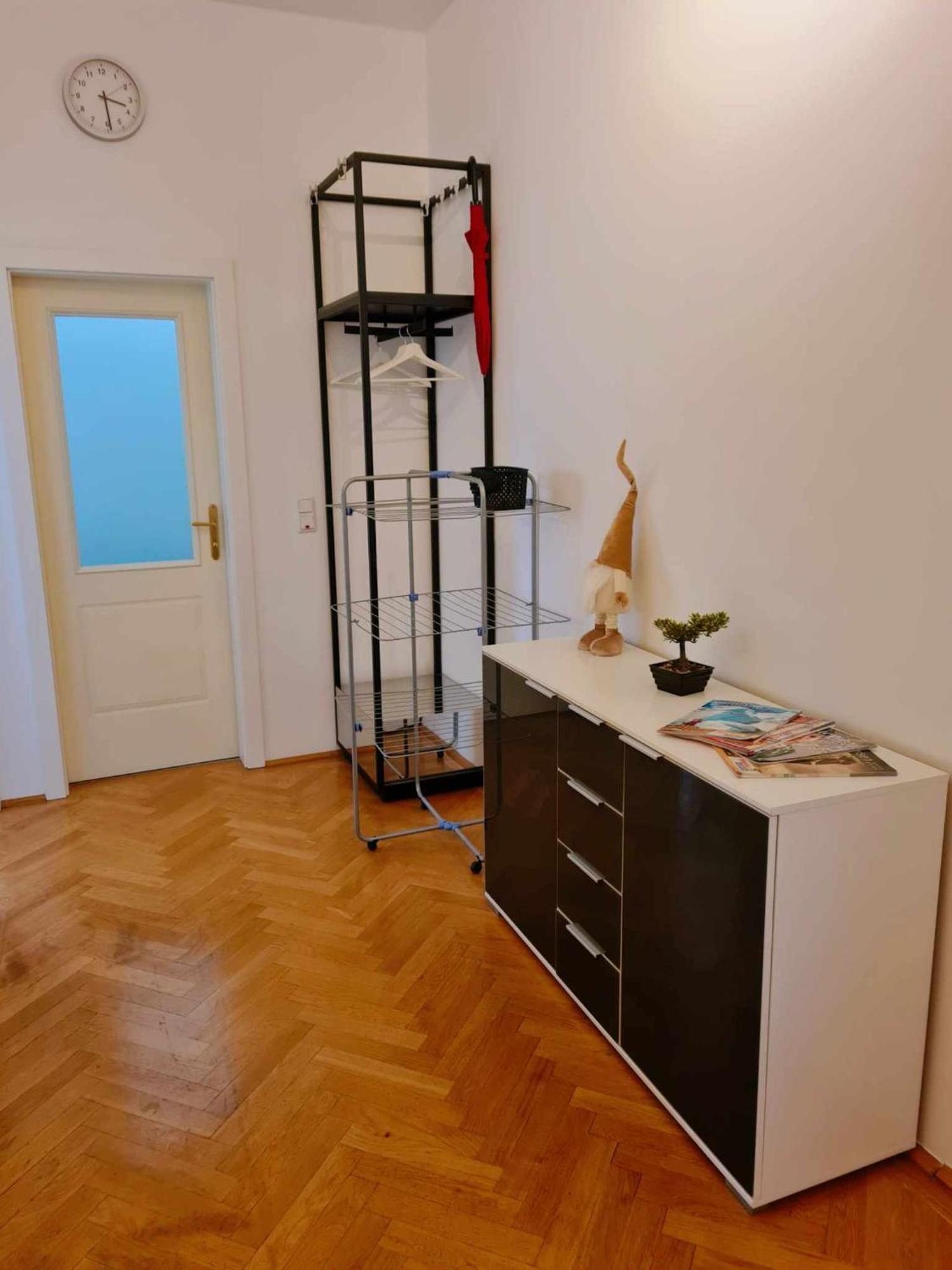 Central And Round 3 Minutes To City Shopping Center And Schoenbrunn Palace Wien Exteriör bild