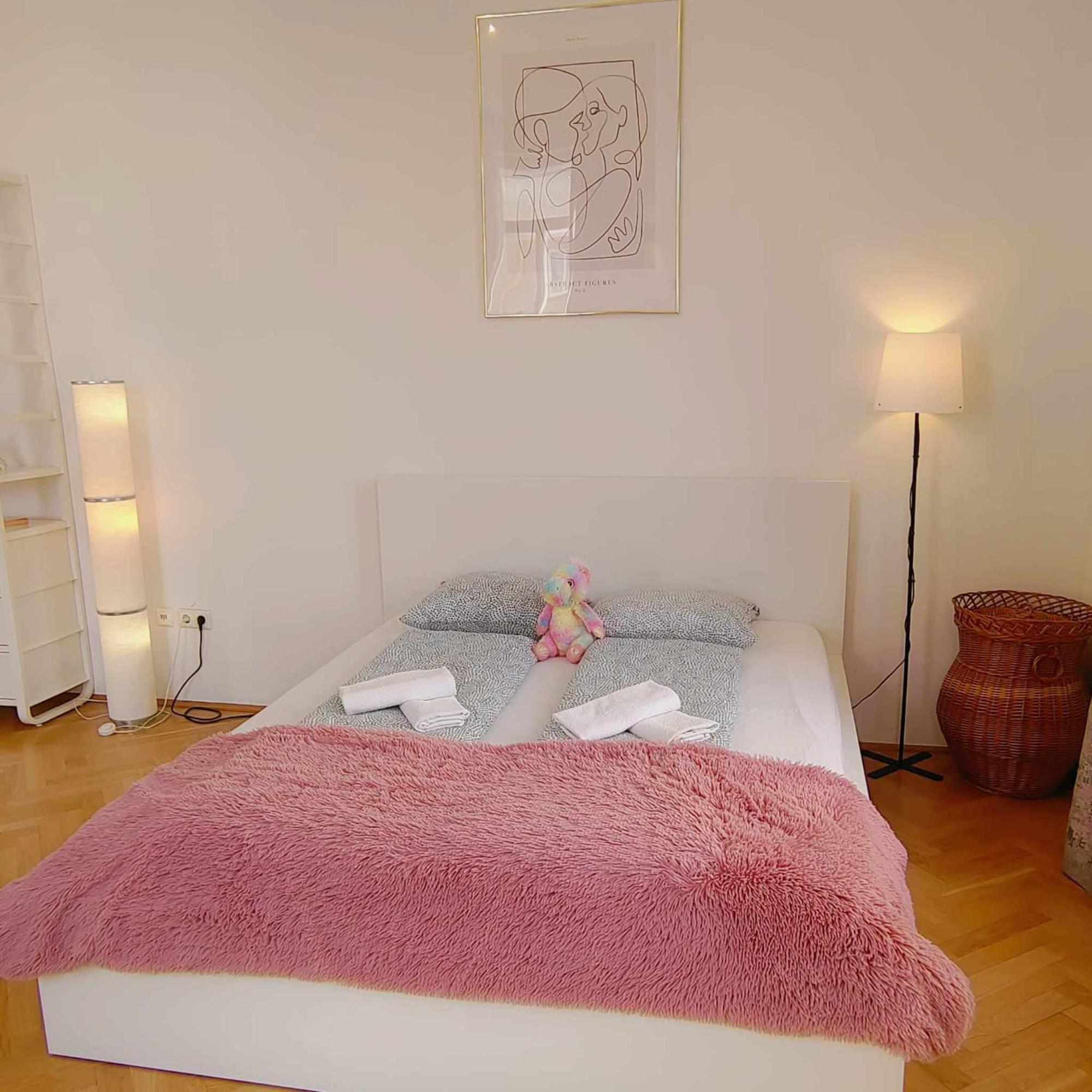 Central And Round 3 Minutes To City Shopping Center And Schoenbrunn Palace Wien Exteriör bild