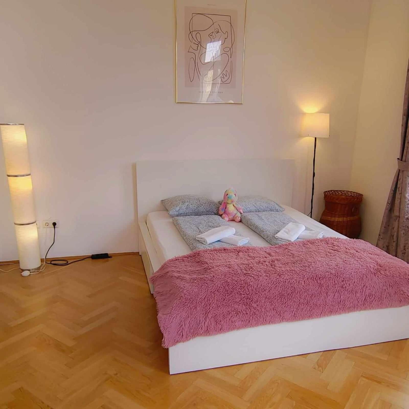 Central And Round 3 Minutes To City Shopping Center And Schoenbrunn Palace Wien Exteriör bild